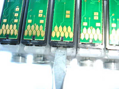 блок картриджей R290 с установленной планкой АО чипов и креплением чернильного шлейфа